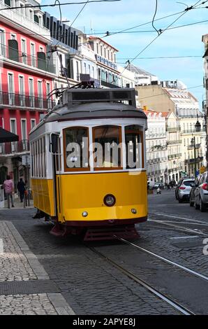 Un tram giallo a Lisbona, Portogallo Foto Stock