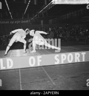 Campionati mondiali di scherma giovanili a Rotterdam, schermitori in azione Data: 16 aprile 1965 Località: Rotterdam, Zuid-Holland Parole Chiave: Campionati, scherma Foto Stock