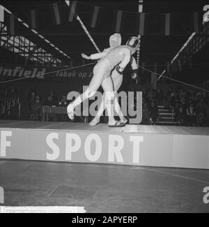 Campionati mondiali di scherma giovanili a Rotterdam, scherma in azione Data: 16 aprile 1965 Località: Rotterdam, Zuid-Holland Parole Chiave: Campionati, scherma Foto Stock