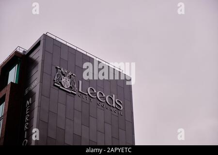 Leeds, REGNO UNITO - 11 gennaio 2020: Segno del consiglio della città di Leeds con colpo orizzontale sul lato di un alto edificio nel centro della città di Leeds in una giornata torbida Foto Stock