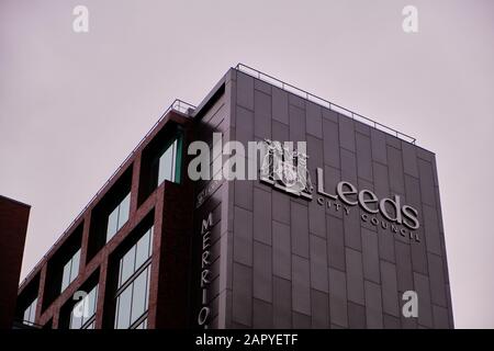 Leeds, REGNO UNITO - 11 gennaio 2020: Il cartello del consiglio della città di Leeds si trova accanto a un alto edificio nel centro di Leeds, in una giornata torbida Foto Stock