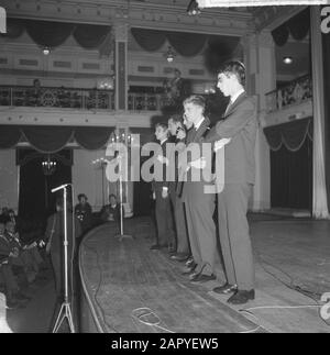 Il gruppo Fluxus ha tenuto un concerto pop-art a Kurhaus, uno dei visitatori che ha girato con una cosiddetta pistola giapponese (proibita) Data: 13 novembre 1964 Parole Chiave: Visitatori, concerti Nome Persona : Fluxus Group Nome istituzione: Kurhaus Foto Stock