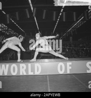 Campionati mondiali di scherma giovanili a Rotterdam, schermitori in azione Data: 16 aprile 1965 Località: Rotterdam, Zuid-Holland Parole Chiave: Campionati, scherma Foto Stock