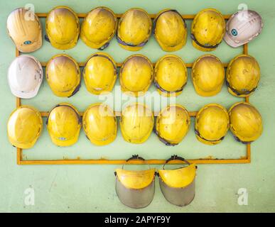 Vecchi caschi da costruzione Foto Stock