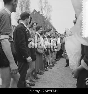 Rohda korfball campione dopo aver sconfitto Archipel con 15-1.Twaalftal è onorato Data: 4 maggio 1958 Località: Amsterdam Parole Chiave: Ritratti di gruppo, korfball Nome istituzione: Rohda Amsterdam Foto Stock