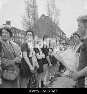 Rohda korfball campione dopo aver sconfitto Archipel con 15-1.Twaalftal è onorato Data: 4 maggio 1958 Località: Amsterdam Parole Chiave: Ritratti di gruppo, korfball Nome istituzione: Rohda Amsterdam Foto Stock