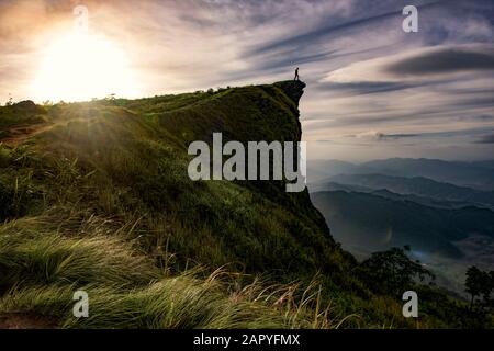 Sunrise in scena con il picco di montagna e cloudscape di Phu chi fa in Chiangrai,Thailandia Foto Stock