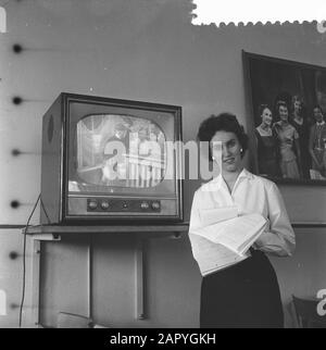 TV-game S14 mancante; una ragazza finlandese che studia per un mese alla data NTS: 6 maggio 1959 Parole Chiave: Emittente, stage Foto Stock