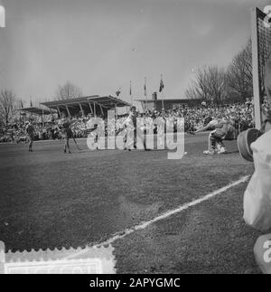 Torneo mondiale di hockey per donne al Wagenerstadion di Amstelveen, hockey da donna Olanda contro USA, momento di gioco con Trix Nillessen Data: 7 maggio 1959 Foto Stock