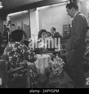 Vara broadcast En Passant in Bellevue, flnr Netty Rosenfeld, Nicole Maurey e David Kozeff Data: 26 maggio 1959 Località: Amsterdam, Noord-Holland Parole Chiave: Stelle del cinema, televisione, trasmissioni Nome personale: Kozeff David, Maurey Nicole, Rosenfeld, Netty Institution nome: Bellevue Foto Stock