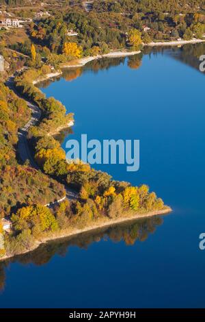 Vista aerea del lago di Scanno nella stagione autunnale in Abruzzo Foto Stock