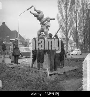 Luoghi di una statua Judokas di Piet de Monchy Keizer Karelweg in Amstelveen, luoghi dell'immagine Data: 29 aprile 1960 Località: Amstelveen, Noord-Holland Parole Chiave: Immagini nome Della Persona: Monchy, Pieter de Foto Stock