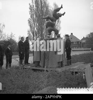 Luoghi di una statua Judokas di Piet de Monchy Keizer Karelweg a Amstelveen Data: 29 aprile 1960 Località: Amstelveen, Noord-Holland Parole Chiave: Immagini Nome personale: Monchy, Pieter de Foto Stock