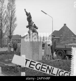 Luoghi di una statua Judokas di Piet de Monchy Keizer Karelweg in Amstelveen, lo scultore con sua moglie alla statua Data: 29 aprile 1960 Località: Amstelveen, Noord-Holland Parole Chiave: Immagini, Scultori Nome personale: Monchy, Pieter de Foto Stock