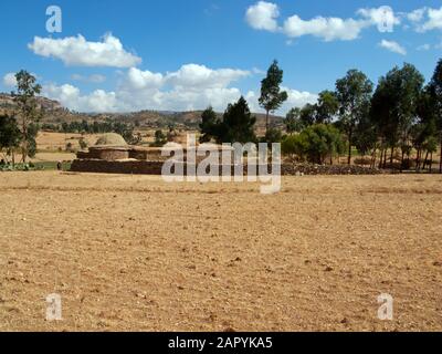 Carburante di sterco di vacca che asciuga nel villaggio etiope tradizionale Sinkata vicino al monastero di Debre Damos, regione di Tigray, Etiopia. Foto Stock