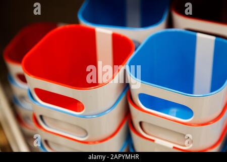 brocche di spazzolino da denti impilate in rosso e blu Foto Stock