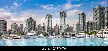 Lo skyline di Vancouver British Columbia Canada preso da False Creek Foto Stock