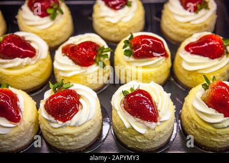 Frutti di bosco e Frutta in un mercato pubblico a Vancouver Canada Foto Stock