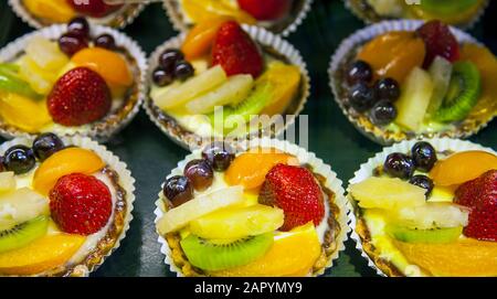 Frutti di bosco e Frutta in un mercato pubblico a Vancouver Canada Foto Stock