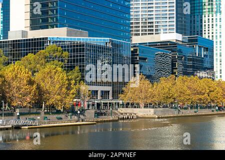 Melbourne Southbank cityscape e Yarra River il giorno dell'autunno Foto Stock