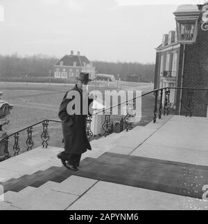 La regina Juliana riceve i suoi consulenti in relazione alla crisi cabinet al palazzo Huis ten Bosch la regina Juliana riceve [...] Data: 24 dicembre 1960 Parole Chiave: Leader di gruppo Foto Stock