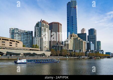 Melbourne, Australia - 20 aprile 2017: Crociere sul fiume Melbourne in barca con Eureka Tower e città di Melbourne sullo sfondo Foto Stock