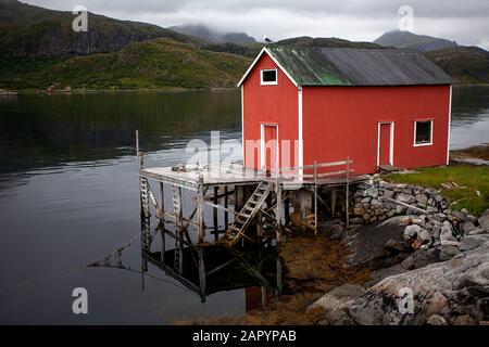 Isole Lofoten, tradizionali pescatori rossi`s capanne Rorbu sul mare, Norvegia Foto Stock