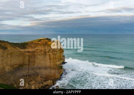 Alta scogliera con piattaforma di osservazione, piattaforma di osservazione contro il vasto oceano sullo sfondo. Great Ocean Road, Victoria, Australia Foto Stock