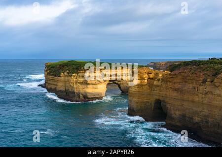 Seascape con massicce formazioni rocciose lungo la costa. Great Ocean Road, Victoria, Australia Foto Stock