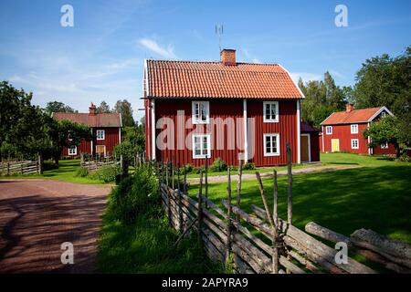 tipica casa colonica in legno rosso in svezia Foto Stock