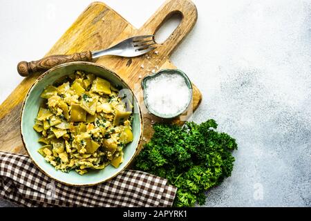 In stile georgiano tradizionale estate lobio piatto con fagiolini con uova e erbe su sfondo di pietra con spazio di copia Foto Stock