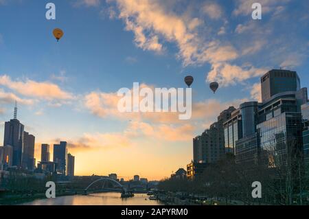 Melbourne, Australia - 18 giugno 2017: Palloncini d'aria calda che volano sul quartiere di Melbourne Southbank e sul fiume Yarra all'alba Foto Stock