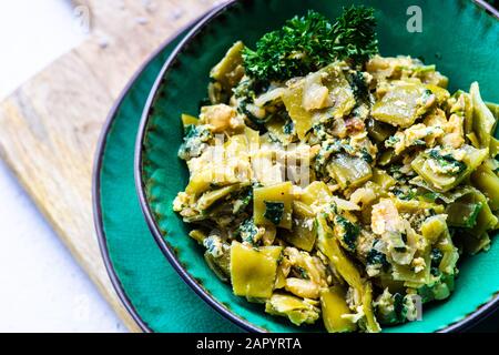 In stile georgiano tradizionale estate lobio piatto con fagiolini con uova e erbe su sfondo di pietra con spazio di copia Foto Stock