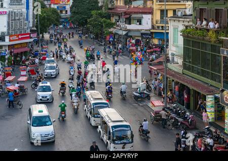 Hanoi, Vietnam - 12 agosto 2017: Ora di punta con traffico denso nel centro di Hanoi vista dall'alto Foto Stock