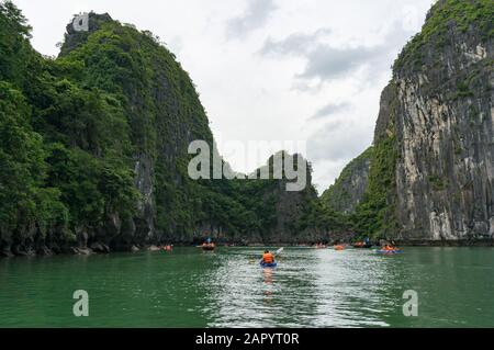 Ha Long Bay, Vietnam - 13 Agosto 2017: People Kayak A Halong Bay Foto Stock
