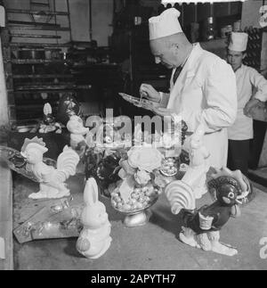 Stampa di Pasqua al pasticcere. Baker in azione con le delizie Data: 14 marzo 1961 Parole Chiave: Pasticcerie Foto Stock