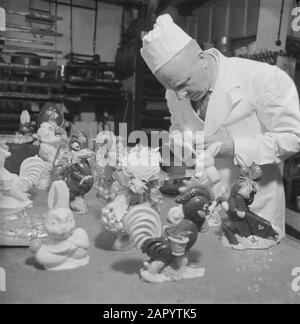 Stampa di Pasqua al pasticcere. Baker in azione con le delizie Data: 14 marzo 1961 Parole Chiave: Pasticcerie Foto Stock