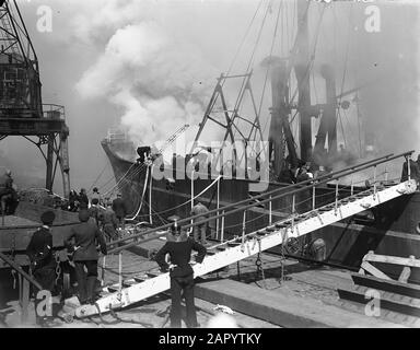 Nave fuoco nella s.s. Rossum van de spedizione a vapore Maatschappij Mar Baltico, carico di seta artificiale e copra, giacente sul Surinamekade t/o capannone 6. Causa: Schiusa nel carico copra Data: 29 maggio 1948 luogo: Amsterdam, Noord-Holland Parole Chiave: Incendi, vigili del fuoco, navi Nome personale: Rossum, Stoomvaart Maatschappij Bostzee Foto Stock
