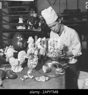 Stampa di Pasqua al pasticcere. Baker in azione con le delizie Data: 14 marzo 1961 Parole Chiave: Pasticcerie Foto Stock