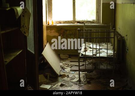 Chernobyl, Ucraina, 20 Maggio 2019. Lettino per bambini in asilo abbandonato Foto Stock