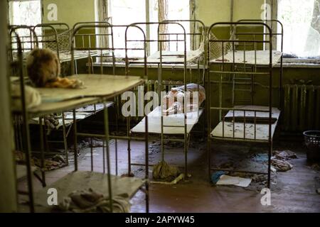 Chernobyl, Ucraina, 20 Maggio 2019. Camera da letto in asilo abbandonato Foto Stock