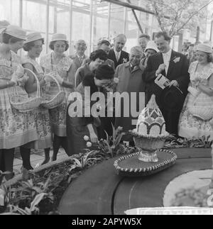 Apertura di Linneaushof da parte dell'ambasciatore della Thailandia. Durante il tour Data: 28 marzo 1961 Parole Chiave: Aperture, ambasciatori, tour Nome dell'istituzione: Linnaeushof Foto Stock