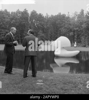 Apertura giardino scultura Kroller Moller Museo. Ministro Cals e Dr. De Leeuw Data: 3 giugno 1961 Parole Chiave: MEUMS, Aperture Nome personale: CAL, Jo, Dr. De Leeuw Nome istituzione: Kröller-Müller Museo Foto Stock