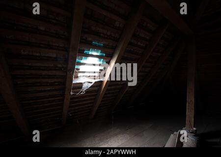 All'interno della soffitta di una vecchia casa con ragnatele. Foto Stock