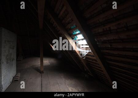 All'interno della soffitta di una vecchia casa con ragnatele. Foto Stock