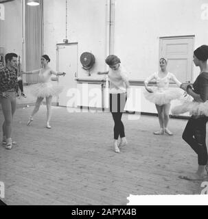 Prova Balletto Olandese. Toni Lander fa un passo di danza per l'annotazione: Toni Lander era una ballerina danese e poi moglie di Harald Lander, il coreografo del balletto Etudes qui provati [prima 15-6-1916 Stadsschouwburg Utrecht] Data: 14 giugno 1961 Parole Chiave: Balletto, danze nome Della Persona : Lander, toni Foto Stock