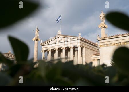 Atene, Grecia - 21 dicembre 2019: L'Accademia di Atene su via Panepistimiou ad Atene, Grecia Foto Stock