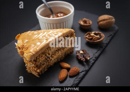 Torta con arachidi, noci, cioccolato e crema al caramello Foto Stock