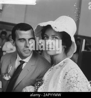 Matrimonio Coen Moulijn la coppia nella stanza di nozze Annotazione: Nome della moglie: Lenie Waterreus Data: 28 luglio 1961 Località: Rotterdam, South-Holland Parole Chiave: Coppie nuziali, matrimoni Nome personale: Moulijn, Coen, Waterreus, Lenie Foto Stock