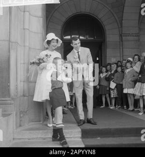 Matrimonio Coen Moulijn la coppia sulla piattaforma Annotazione: Nome della moglie: Lenie Waterreus Data: 28 luglio 1961 Località: Rotterdam, South-Holland Parole Chiave: Coppie nuziali, matrimoni Nome personale: Moulijn, Coen , Waterreus, Lenie Foto Stock